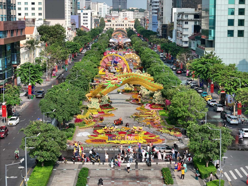 Ngất ngây chiêm ngưỡng đường hoa Nguyễn Huệ