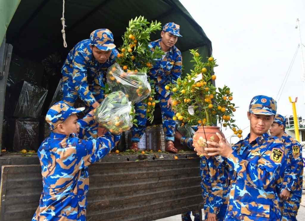 Mang Tết ra các “pháo đài thép” trên biển