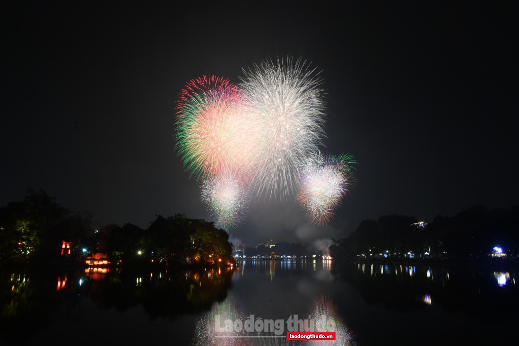 Mãn nhãn màn pháo hoa bừng sáng bầu trời Hà Nội chào Xuân Giáp Thìn