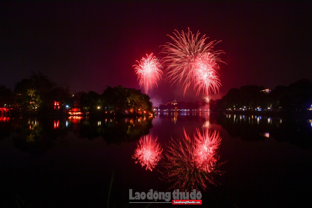 Mãn nhãn màn pháo hoa bừng sáng bầu trời Hà Nội chào Xuân Giáp Thìn