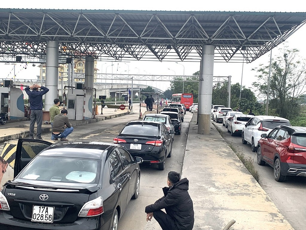 Giao thông ngày mùng 2 Tết, nhiều đoạn trên Quốc lộ 10 xảy ra ùn tắc