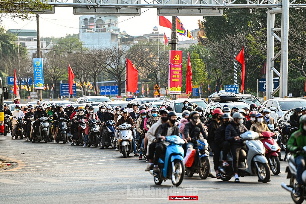 Chưa hết kỳ nghỉ Tết, người dân đã "tay xách nách mang" trở lại Hà Nội