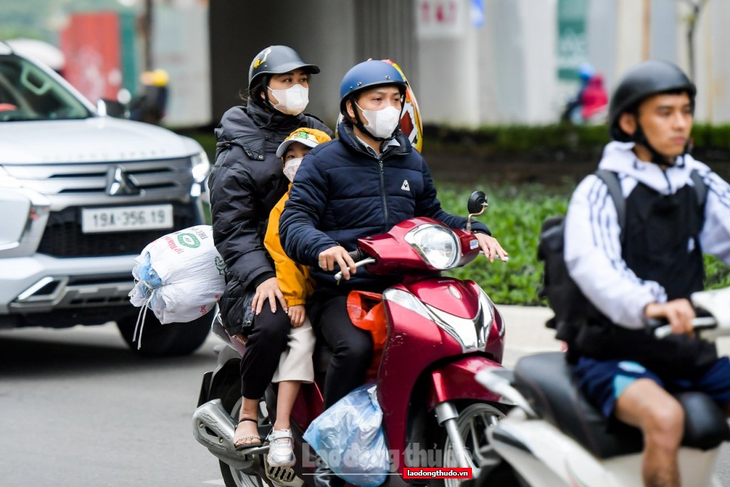 Dòng người hối hả trở về Thủ đô trong ngày cuối kỳ nghỉ Tết