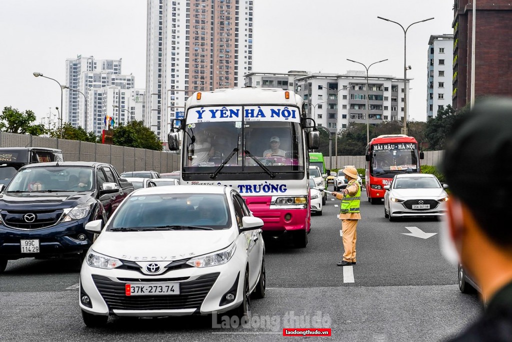 Dòng người hối hả trở về Thủ đô trong ngày cuối kỳ nghỉ Tết