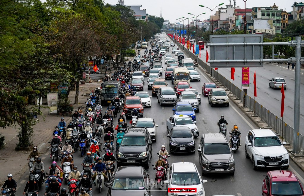 Dòng người hối hả trở về Thủ đô trong ngày cuối kỳ nghỉ Tết