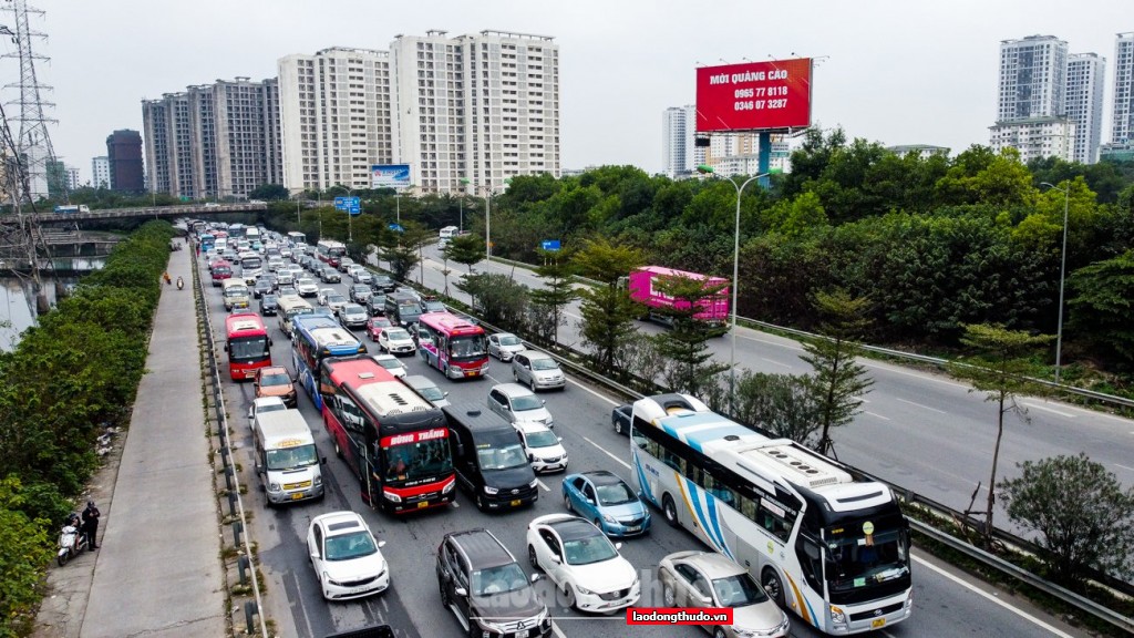 Dòng người hối hả trở về Thủ đô trong ngày cuối kỳ nghỉ Tết