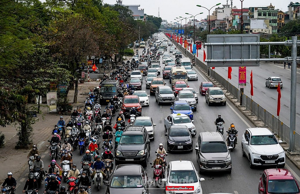 Dòng người hối hả trở về Thủ đô trong ngày cuối kỳ nghỉ Tết