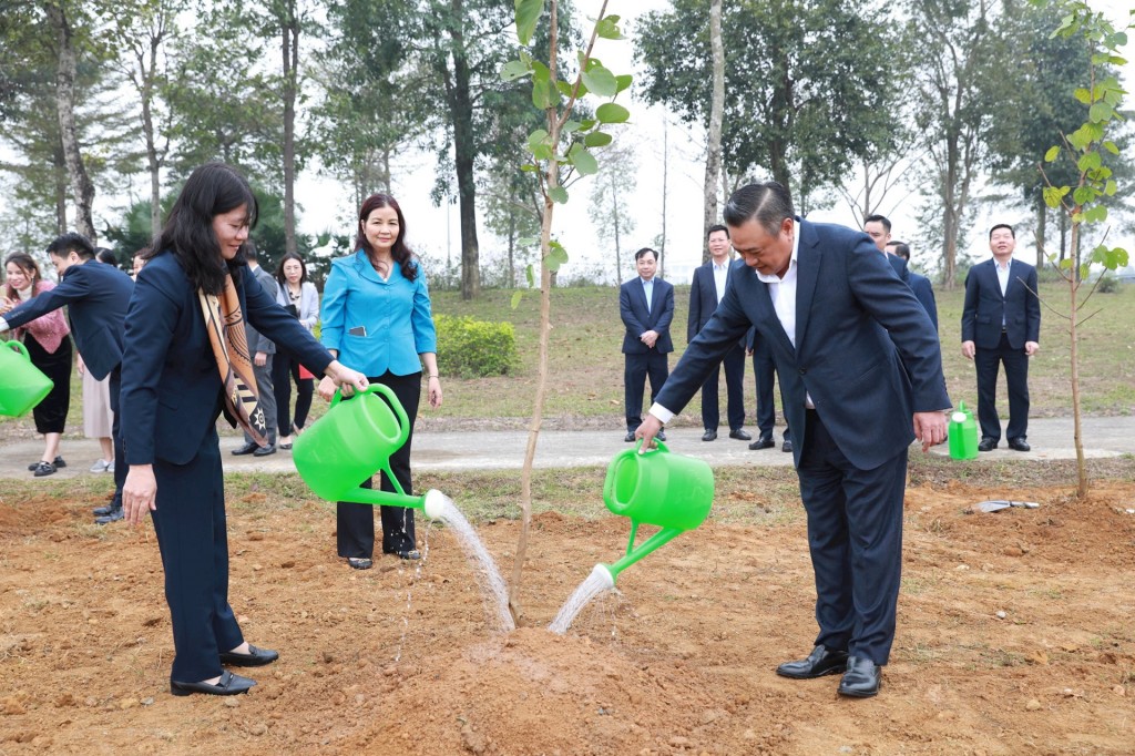 Chủ tịch UBND thành phố Hà Nội thăm Khu công nghệ cao Hoà Lạc