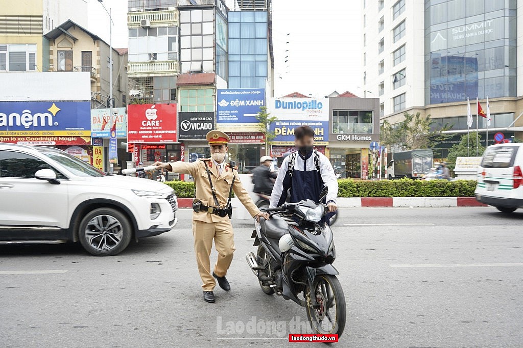 Muôn kiểu lý do học sinh không đội mũ bảo hiểm