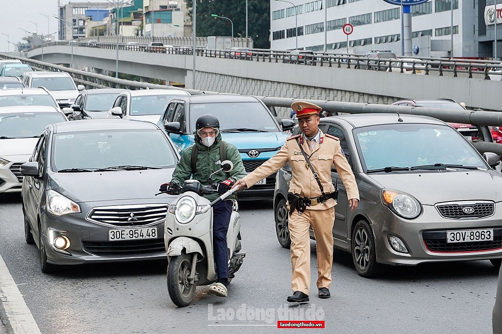 Sợ bị xử phạt nhiều người quay đầu đi ngược chiều trên Vành đai 2