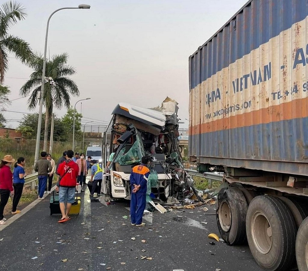 Tài xế xe khách tử vong sau va chạm trên cao tốc TP.HCM - Long Thành - Dầu Giây