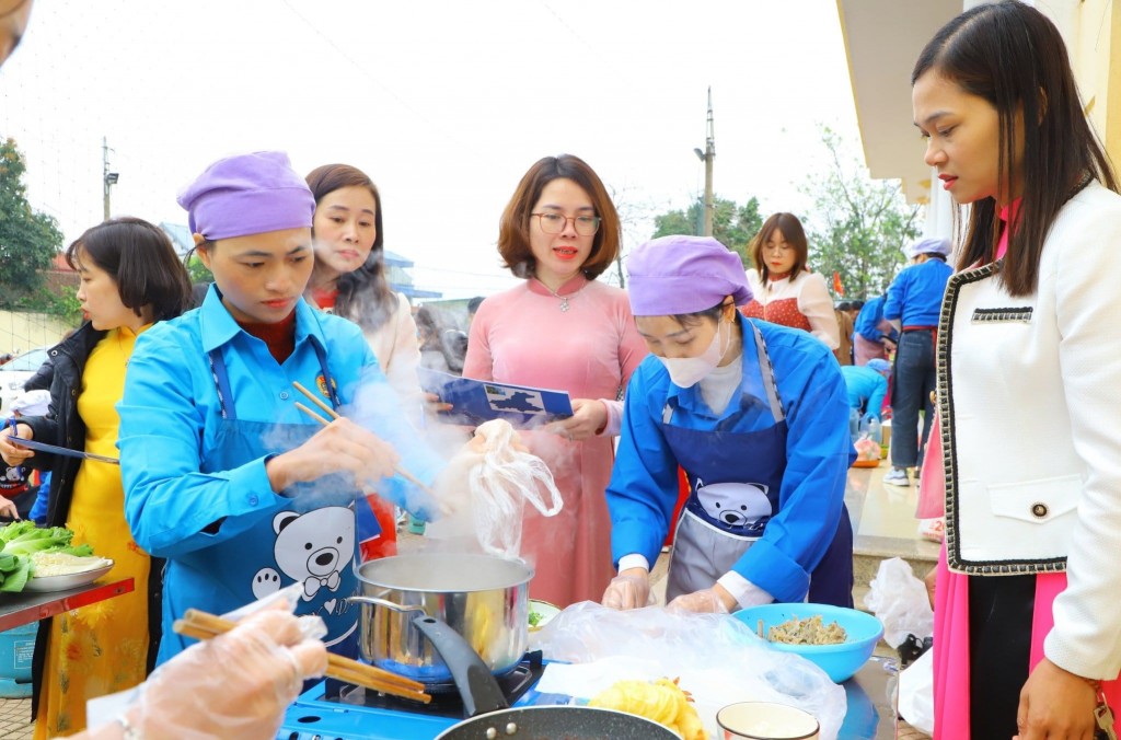 Sôi nổi Hội thi nấu ăn “Bữa cơm đoàn viên”