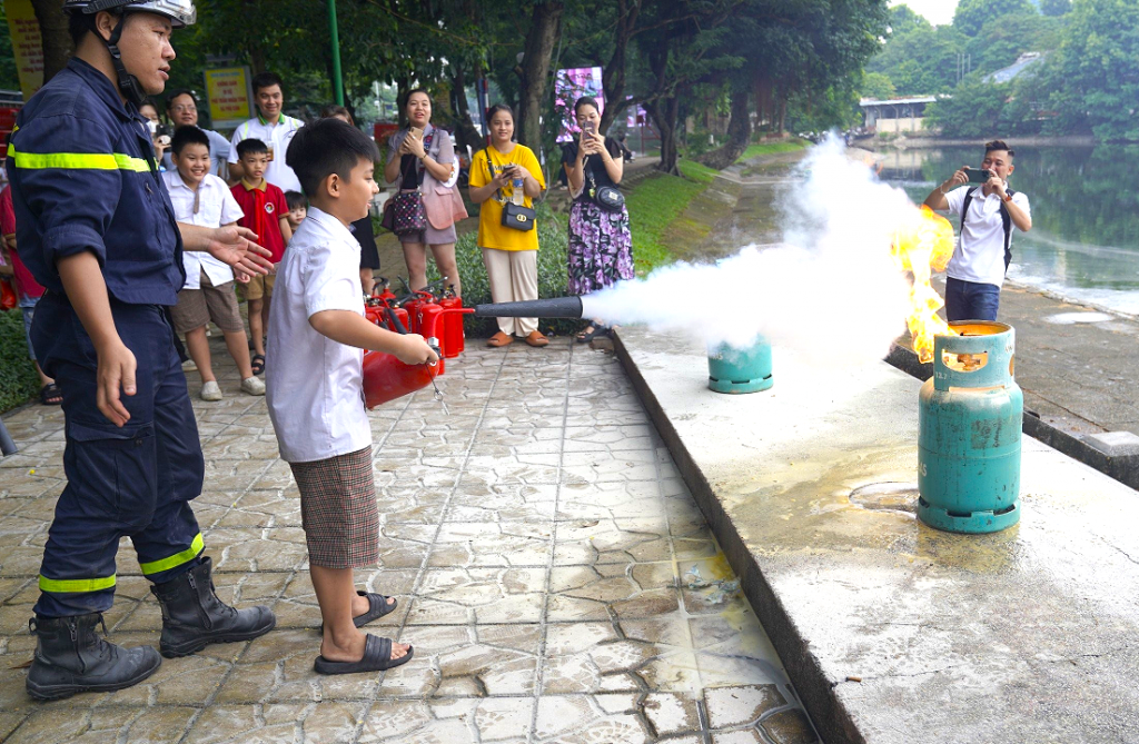 Người dân Hà Nội tiếp tục được thực hành kỹ năng chữa cháy