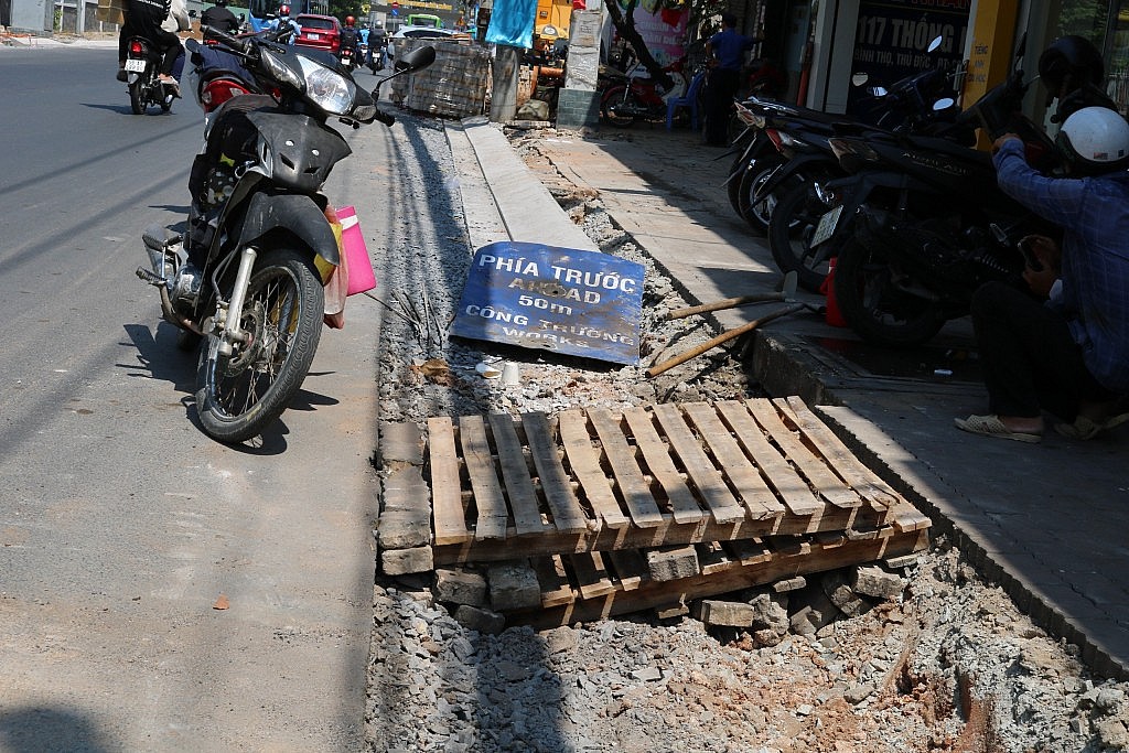 TP.HCM: "Ngán ngẩm" với "lô cốt" công trình trên đường Võ Văn Ngân