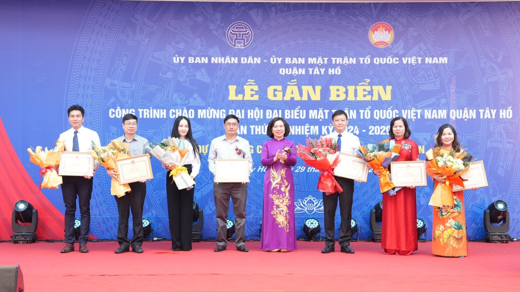 Gắn biển công trình chào mừng Đại hội Mặt trận Tổ quốc Việt Nam quận Tây Hồ lần thứ VII