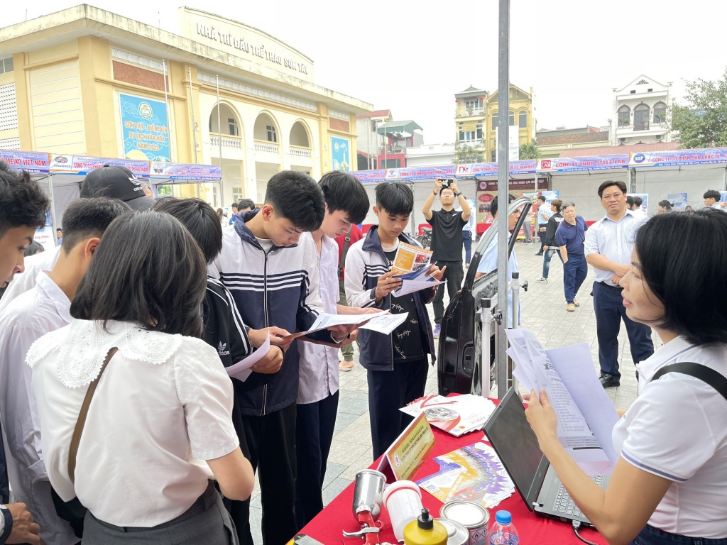 Hàng nghìn chỉ tiêu với quyền lợi và mức thu nhập thỏa đáng