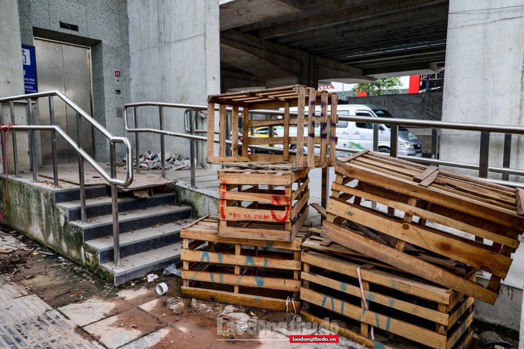 Những hình ảnh xấu xí, nhếch nhác ở nhà ga tuyến Metro Nhổn - ga Hà Nội