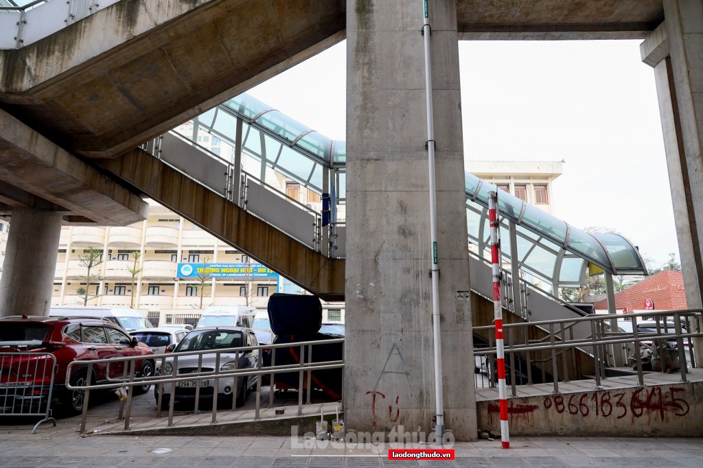 Những hình ảnh xấu xí, nhếch nhác ở nhà ga tuyến Metro Nhổn - ga Hà Nội