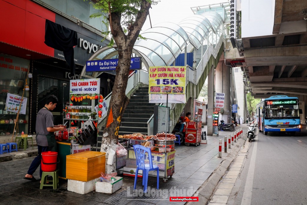 Những hình ảnh xấu xí, nhếch nhác ở nhà ga tuyến Metro Nhổn - ga Hà Nội