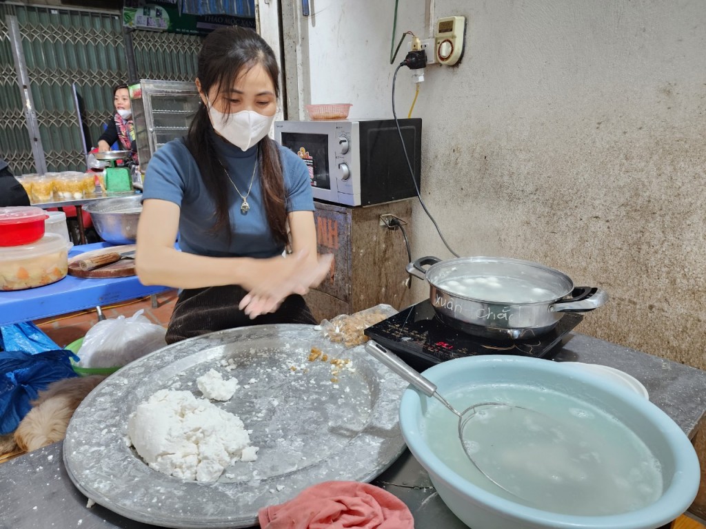 Nhộn nhịp mua bán bánh trôi, bánh chay ngày Tết Hàn thực