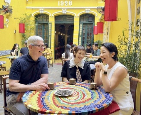 Tim Cook- giám đốc điều hành Apple dạo hồ Gươm, thưởng thức cafe trứng