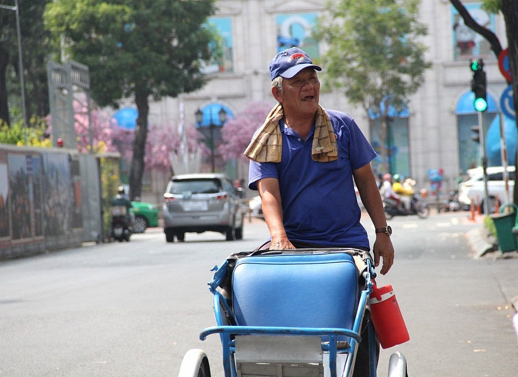 Người dân TP.HCM thích nghi với nắng nóng gay gắt