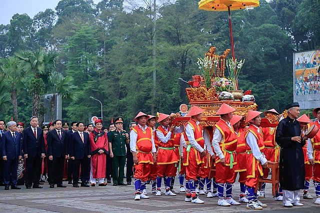 Các đồng chí lãnh đạo Đảng, Nhà nước dâng hương ngày Giỗ Tổ Hùng Vương