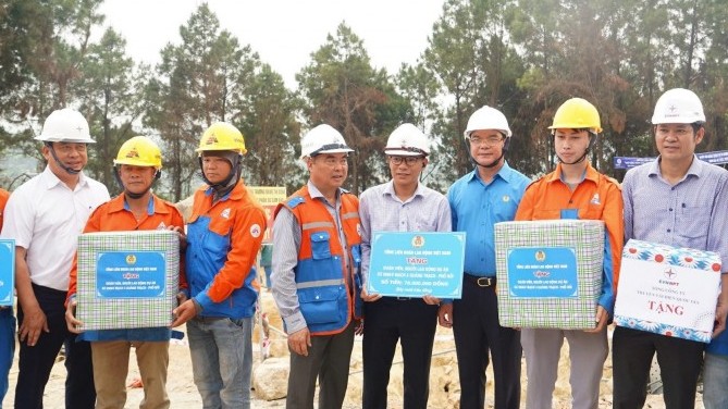 Chủ tịch Tổng LĐLĐ Việt Nam thăm hỏi công nhân game bài uy tín
 trên công trường Dự án đường dây 500Kv mạch 3