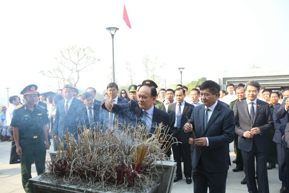 Lãnh đạo thành phố Hà Nội tưởng niệm các anh hùng liệt sĩ tại Điện Biên