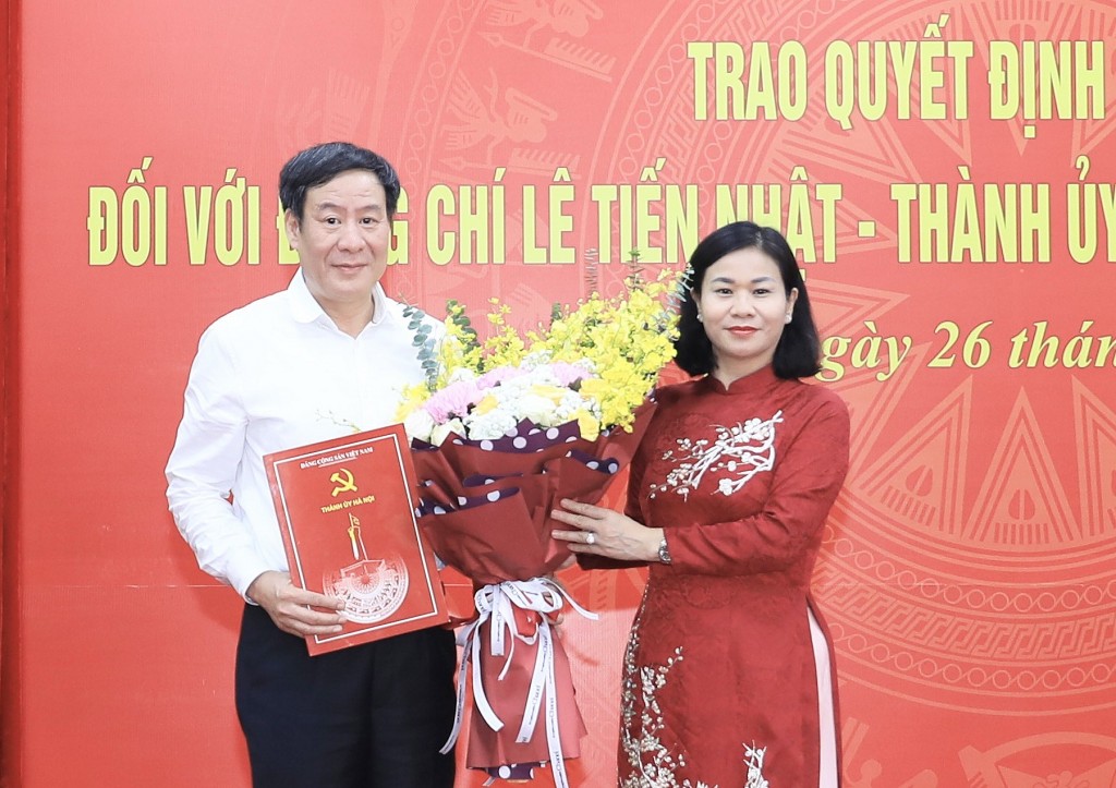 Trao Quyết định nghỉ hưu cho đồng chí Bí thư Huyện ủy Thanh Trì