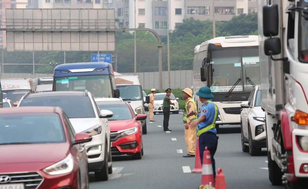 Ngày cuối kỳ nghỉ lễ 30/4 - 1/5 giao thông Hà Nội thông thoáng