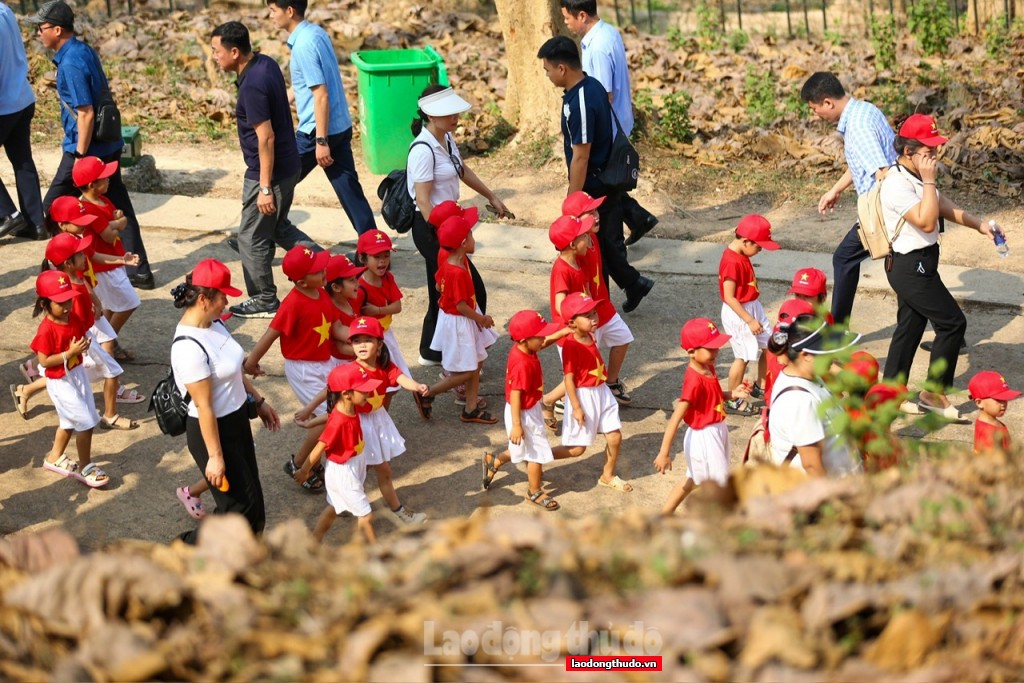 Nhiều di tích lịch sử ở Điện Biên nhộn nhịp du khách tham quan