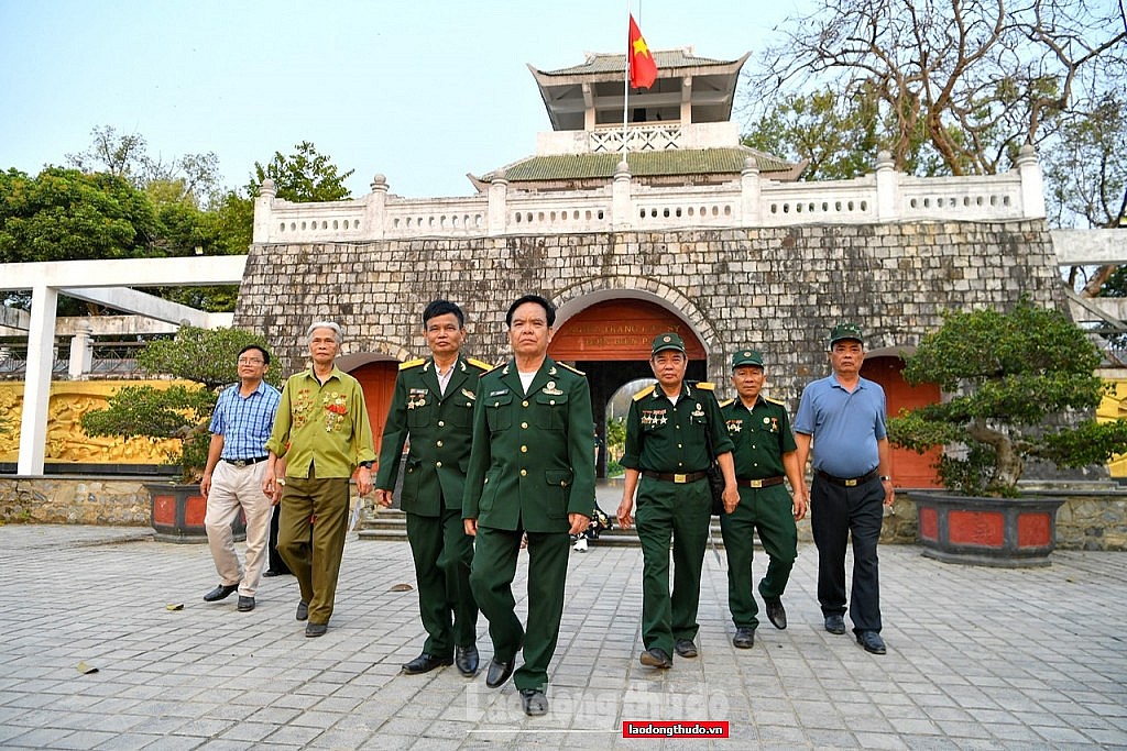 Người dân và du khách nô nức đổ về Điện Biên mừng kỷ niệm 70 năm Chiến thắng Điện Biên Phủ