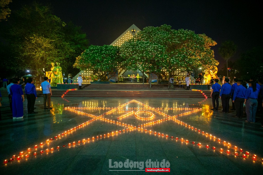 Nghĩa trang liệt sĩ A1 Điện Biên Phủ lung linh ánh nến