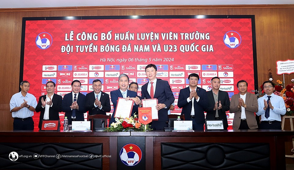 Tân HLV Kim Sang-sik: "Không được cầu thủ nào lớn hơn đội bóng"!