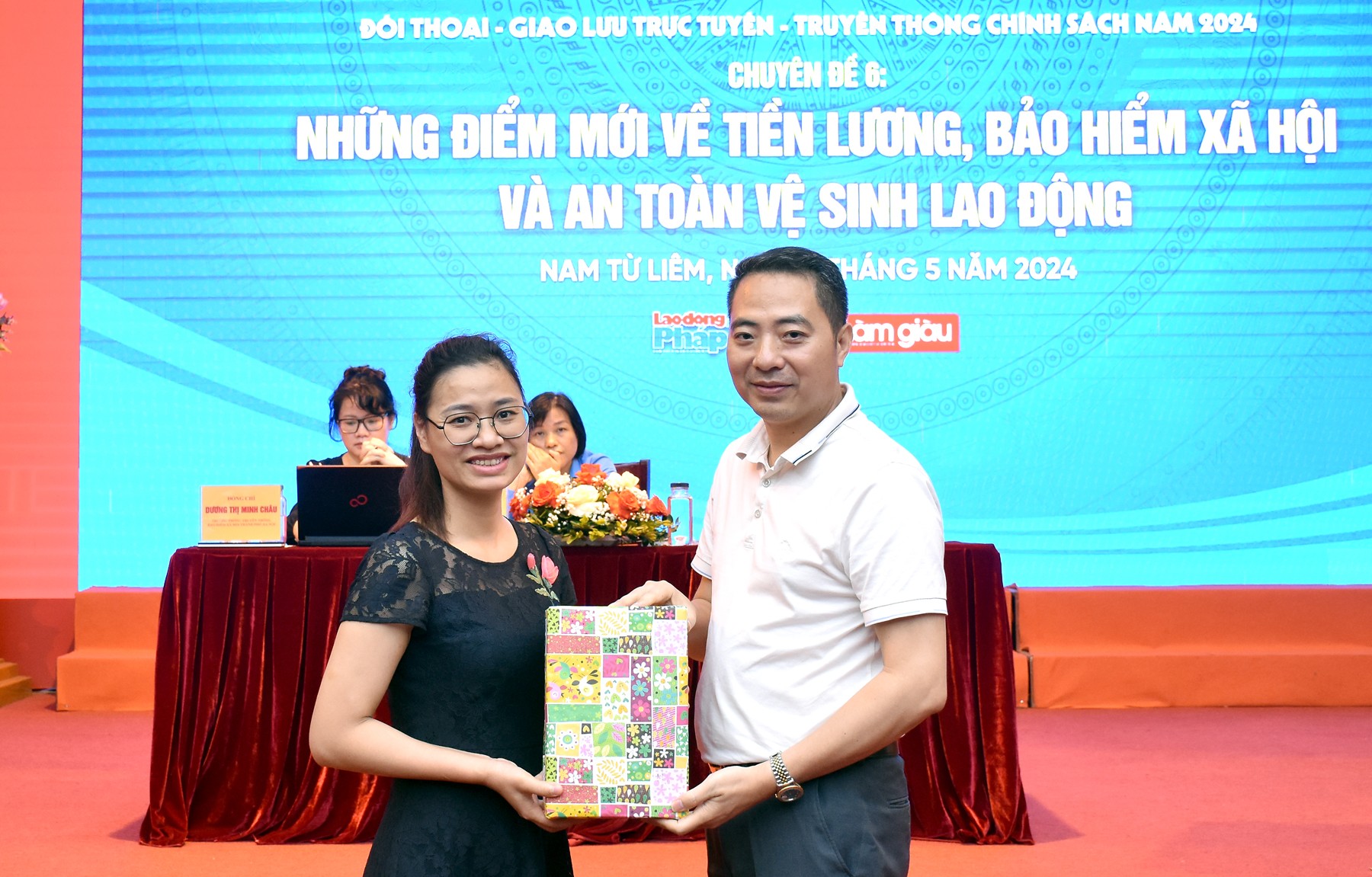 TRỰC TUYẾN HÌNH ẢNH: 