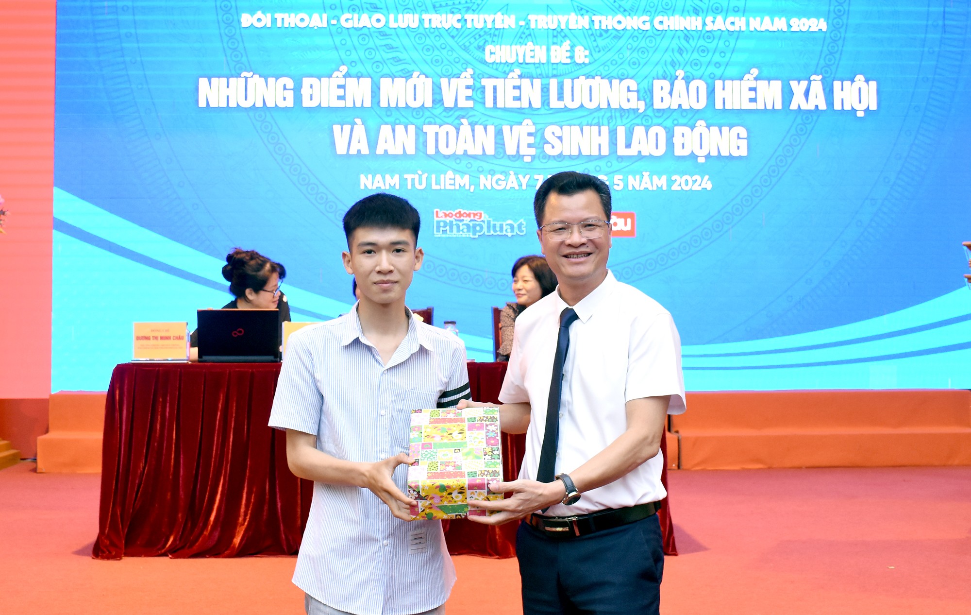 TRỰC TUYẾN HÌNH ẢNH: 