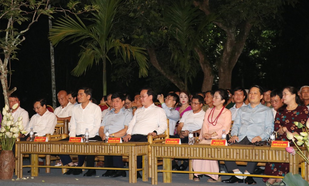 Xúc động cầu truyền hình “Làng Sen nuôi chí lớn”