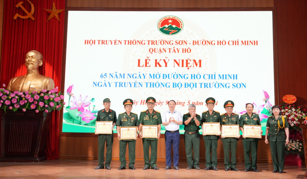 Quận Tây Hồ kỷ niệm 65 năm Ngày mở đường Hồ Chí Minh