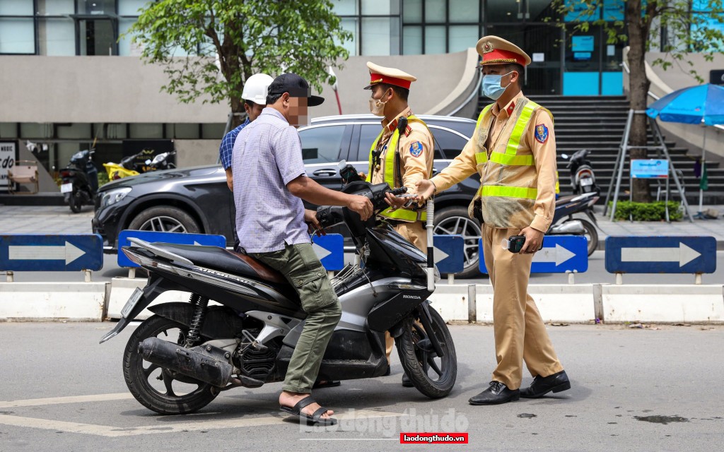 Vi phạm nồng độ cồn, tài xế quanh co đổ thừa ăn hoa quả