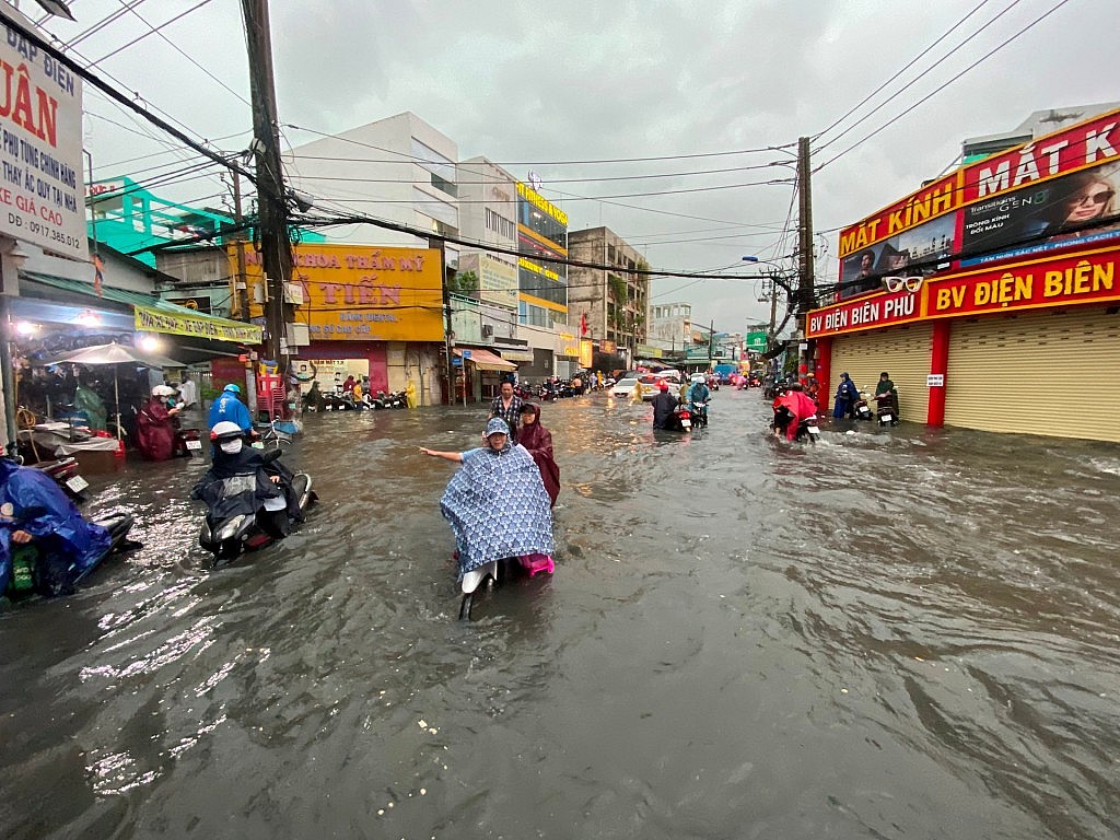 TP.HCM mưa trắng trời, nhiều tuyến đường ngập nặng