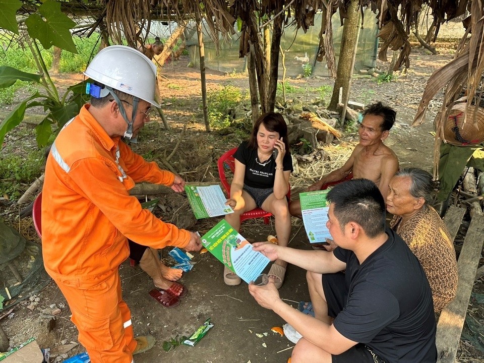 CBCNV ngành điện Hà Tĩnh đến tận nhà khách hàng tuyên truyền tiết kiệm điện, cảnh báo nguy cơ chạm chập, cháy nổ trong mùa nắng