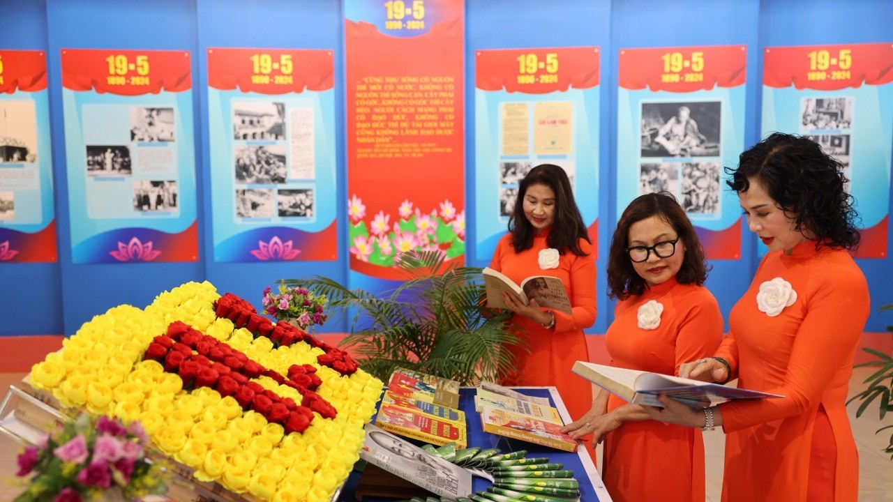 Triển lãm “Hồ Chí Minh đẹp nhất tên Người” giới thiệu hơn 150 hình ảnh, tài liệu, bản trích