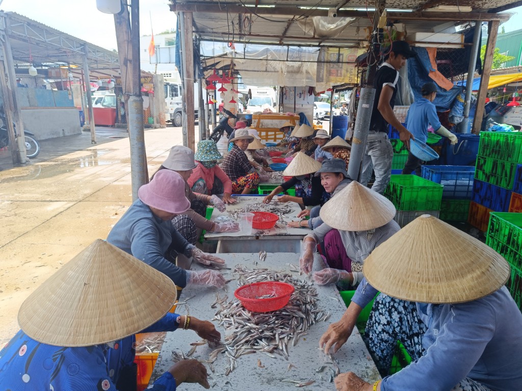 in đậm dấu ấn cuộc đời, số phận của những người phụ nữ làng biển. (Ảnh: Hương Thảo)