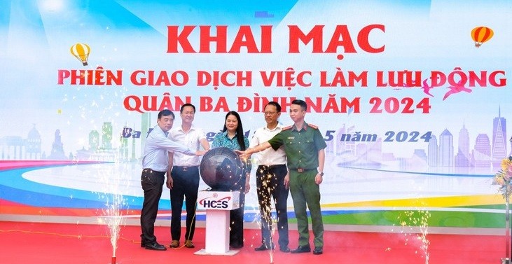 Các đại biểu bấm chuông khai mạc phiên giao dịch việc làm quận Ba Đình năm 2024