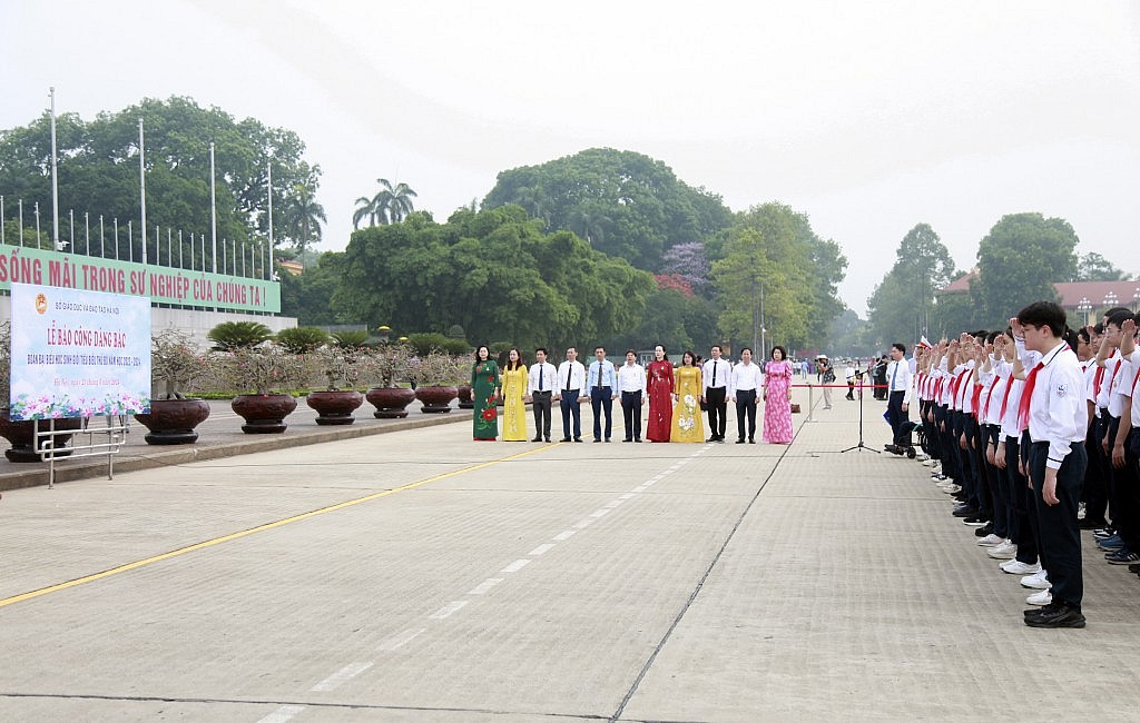 Học sinh giỏi tiêu biểu của Thủ đô báo công dâng Bác