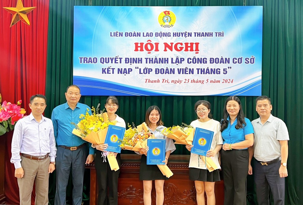 Thanh Trì kết nạp 142 đoàn viên Công đoàn nhân dịp Tháng Công nhân