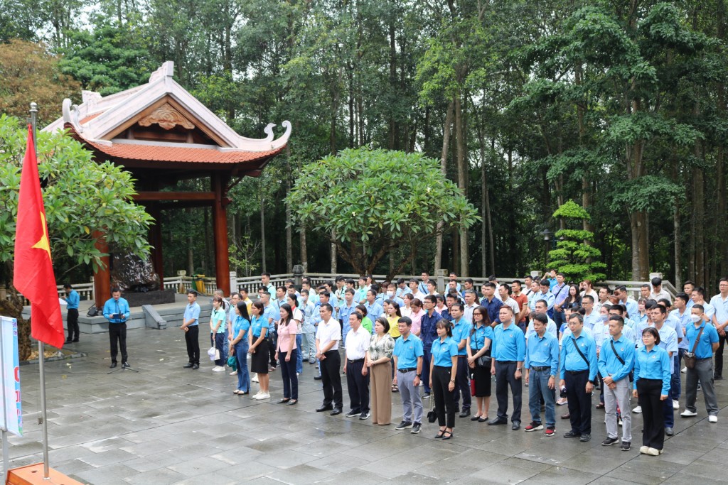 Công nhân giỏi Công đoàn các Khu Công nghiệp và Chế xuất Hà Nội báo công dâng Bác