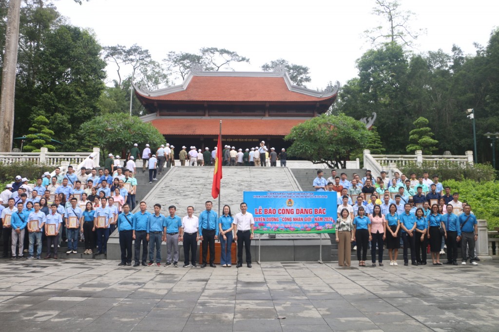 Công nhân giỏi Công đoàn các Khu Công nghiệp và Chế xuất Hà Nội báo công dâng Bác