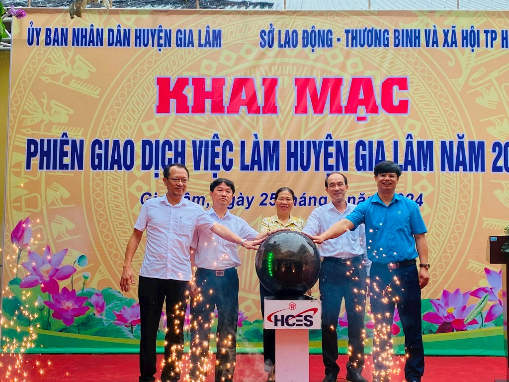 Hơn 1.600 cơ hội việc làm tại Phiên giao dịch việc làm lưu động huyện Gia Lâm